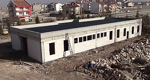 Karaman'da yıkılan doğumevinin yerine yapılan sağlık kompleksinin inşaatı 2020'de tamamlanacak.